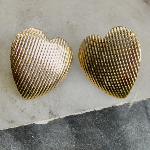 Vintage Gold Tone Textured Ribbed Heart Pierced Lightweight Earrings - Picture 2 of 3